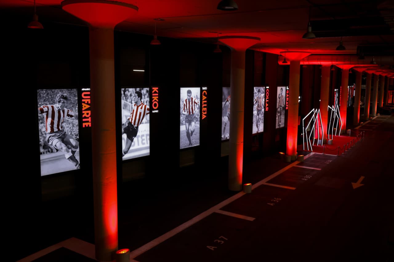 Atletico de Madrid Team Arrival and Match Ticket - image 3